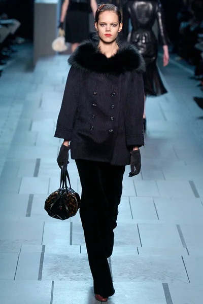 Look 16